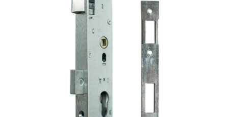 Zamek zapadkowo - zasuwkowy o rozstawie 72 mm.